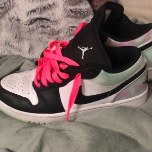 Comes with black laces, white, pink, aqua